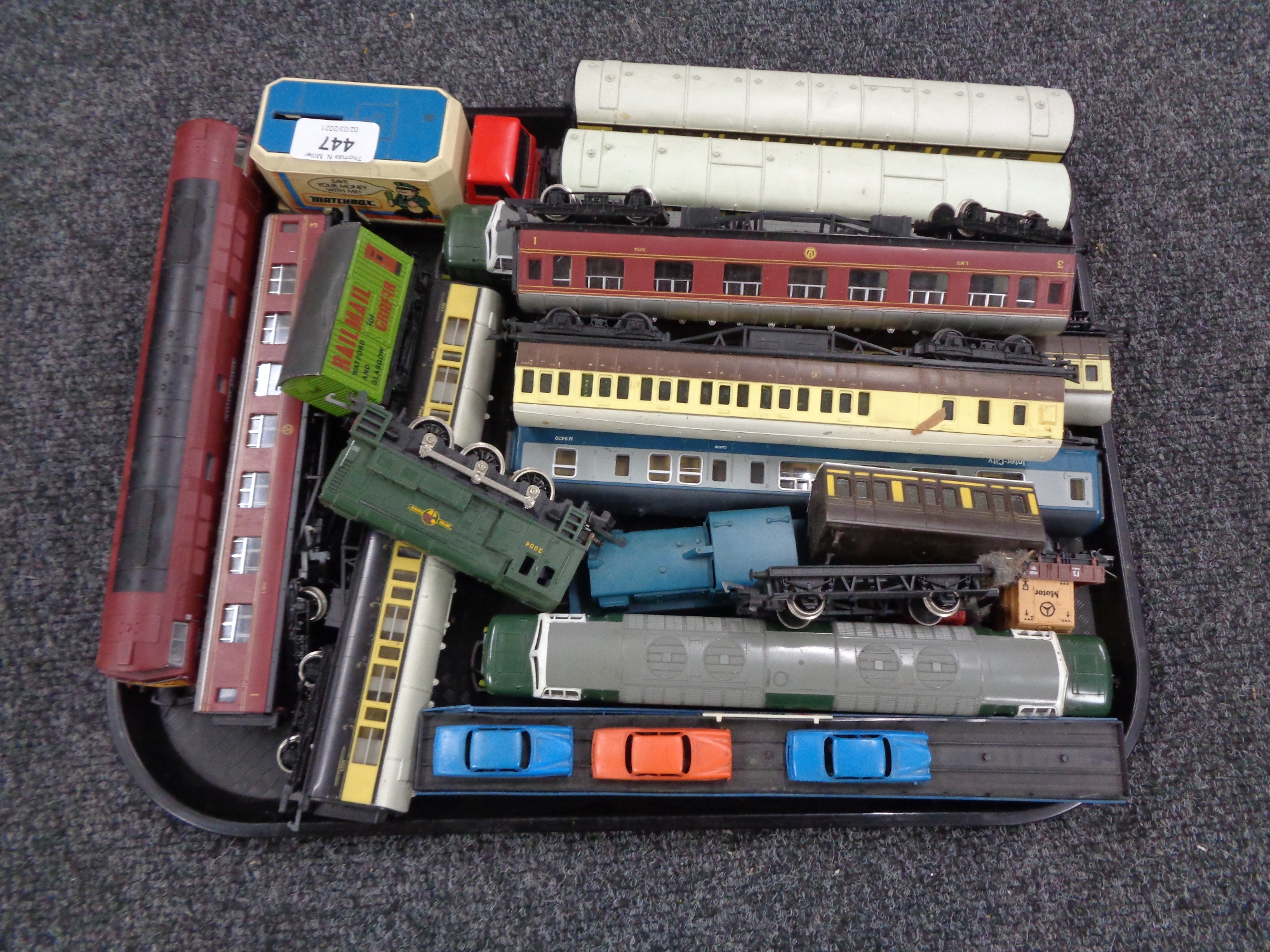 A tray of 00 gauge locomotive engines,