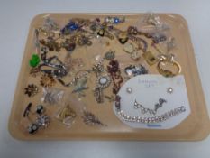 A quantity of costume jewellery,