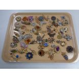 A quantity of costume jewellery,