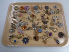 A quantity of costume jewellery,