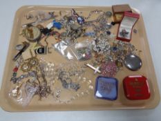 A quantity of costume jewellery,