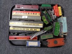 A tray of model railway items including 00 gauge tin plate etc