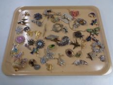 A quantity of costume jewellery,