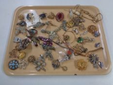 A quantity of costume jewellery,