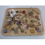 A quantity of costume jewellery,