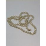 A cultured pearl necklace with yellow gold push-clasp, uniform diameter 7.