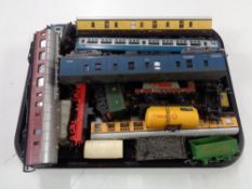 A tray of 00 gauge Hornby and other rolling stock etc