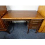 An Edwardian oak pedestal desk, height 77 cm, width 122 cm, depth 99 cm.