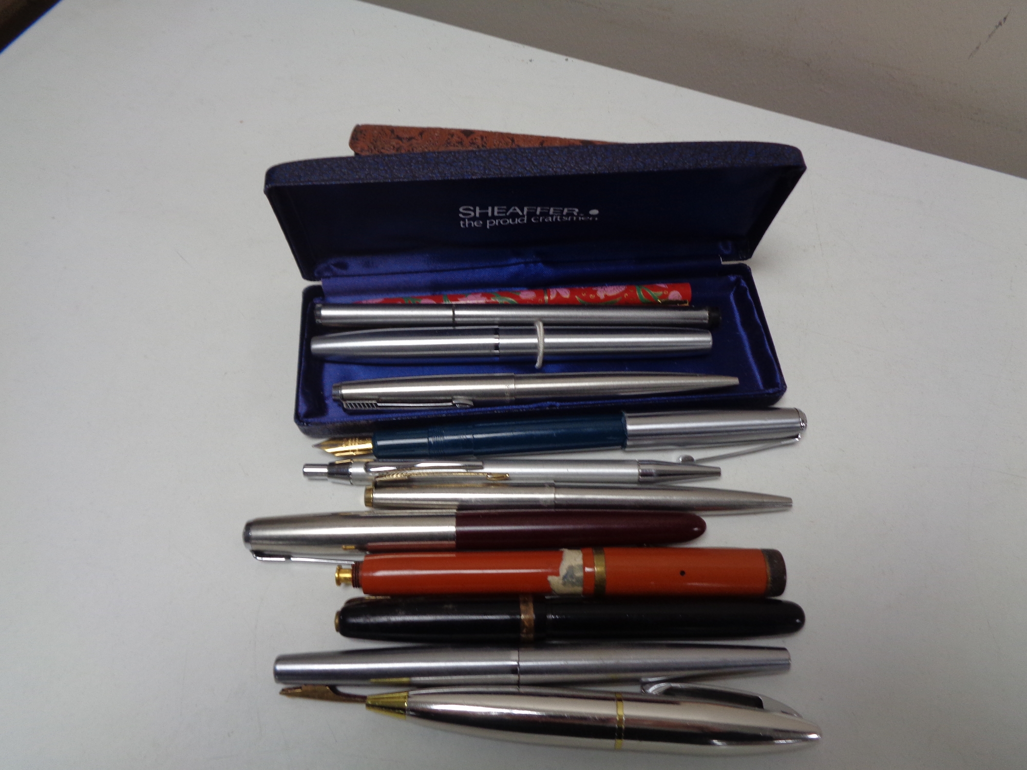 A bag of pens including 14ct nib Parker,