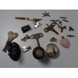 A small quantity of collectables including pocket watch, keys,