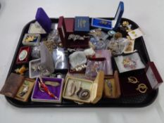 A quantity of costume jewellery,