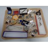 A quantity of costume jewellery,