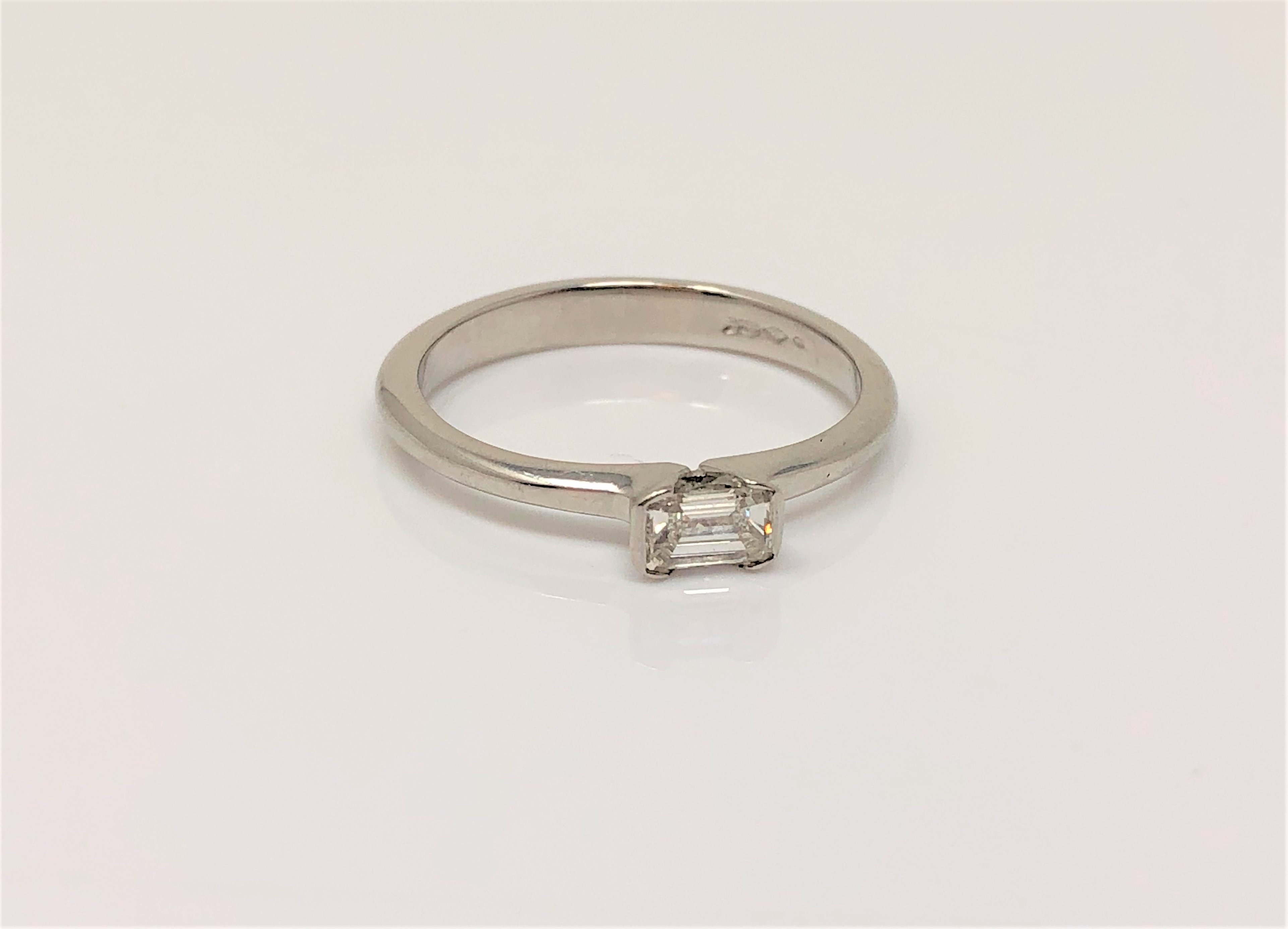 A platinum emerald cut solitaire diamond ring, approx. 0.