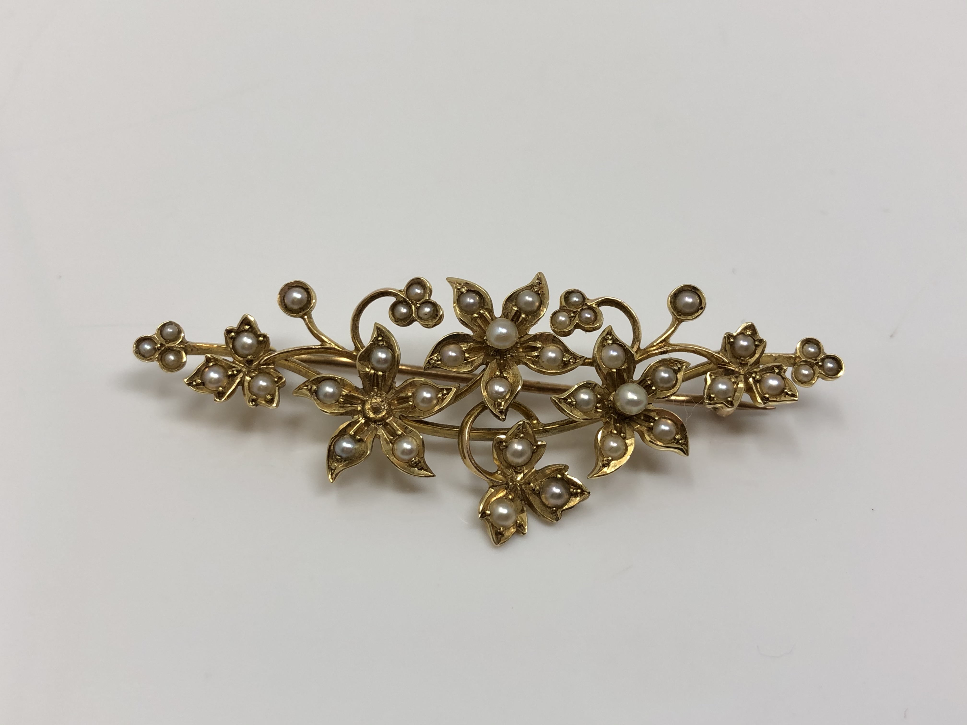 A good quality antique 15ct gold and pearl brooch