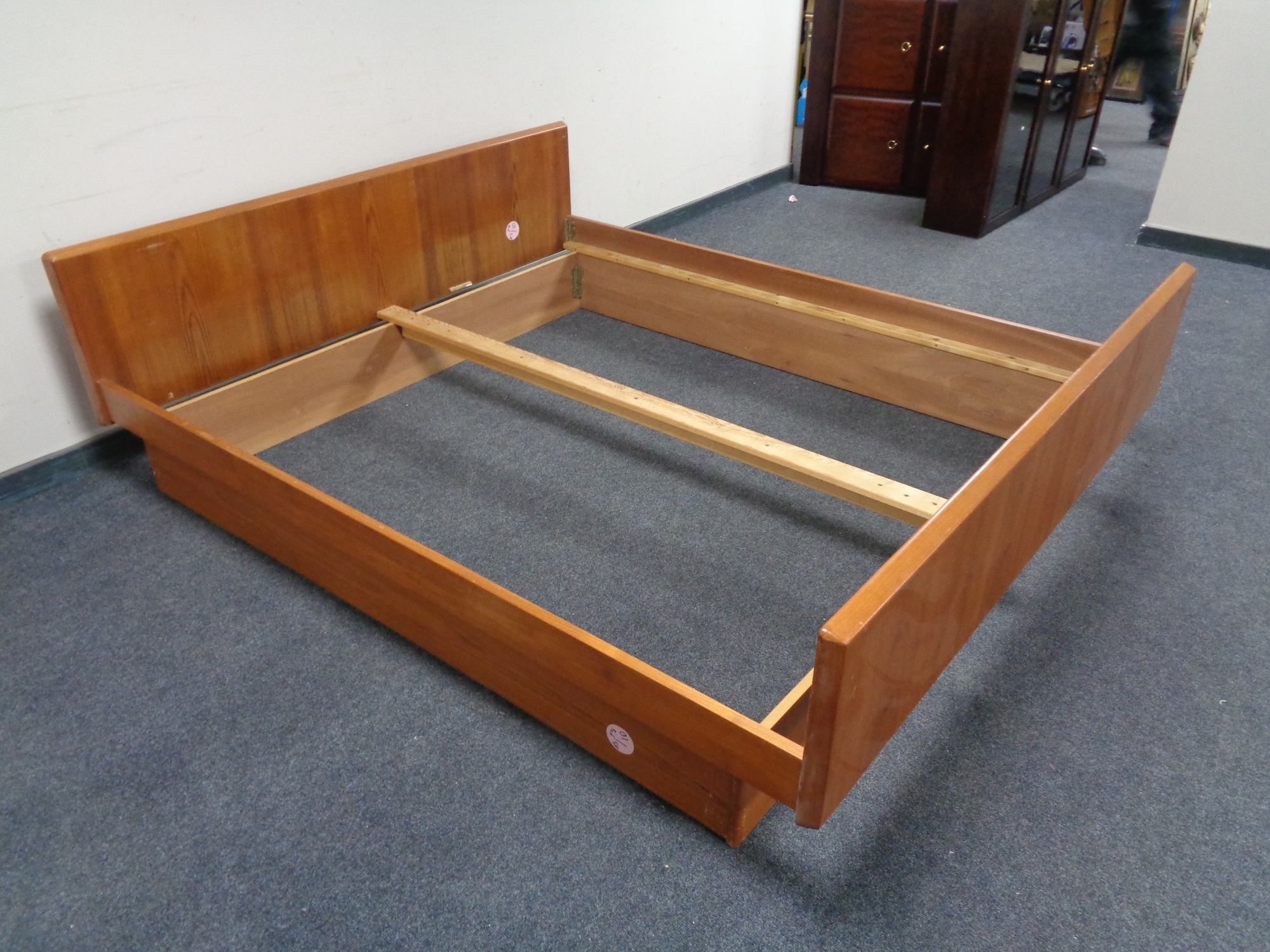A mid 20th century teak 6' bed frame - Image 2 of 7