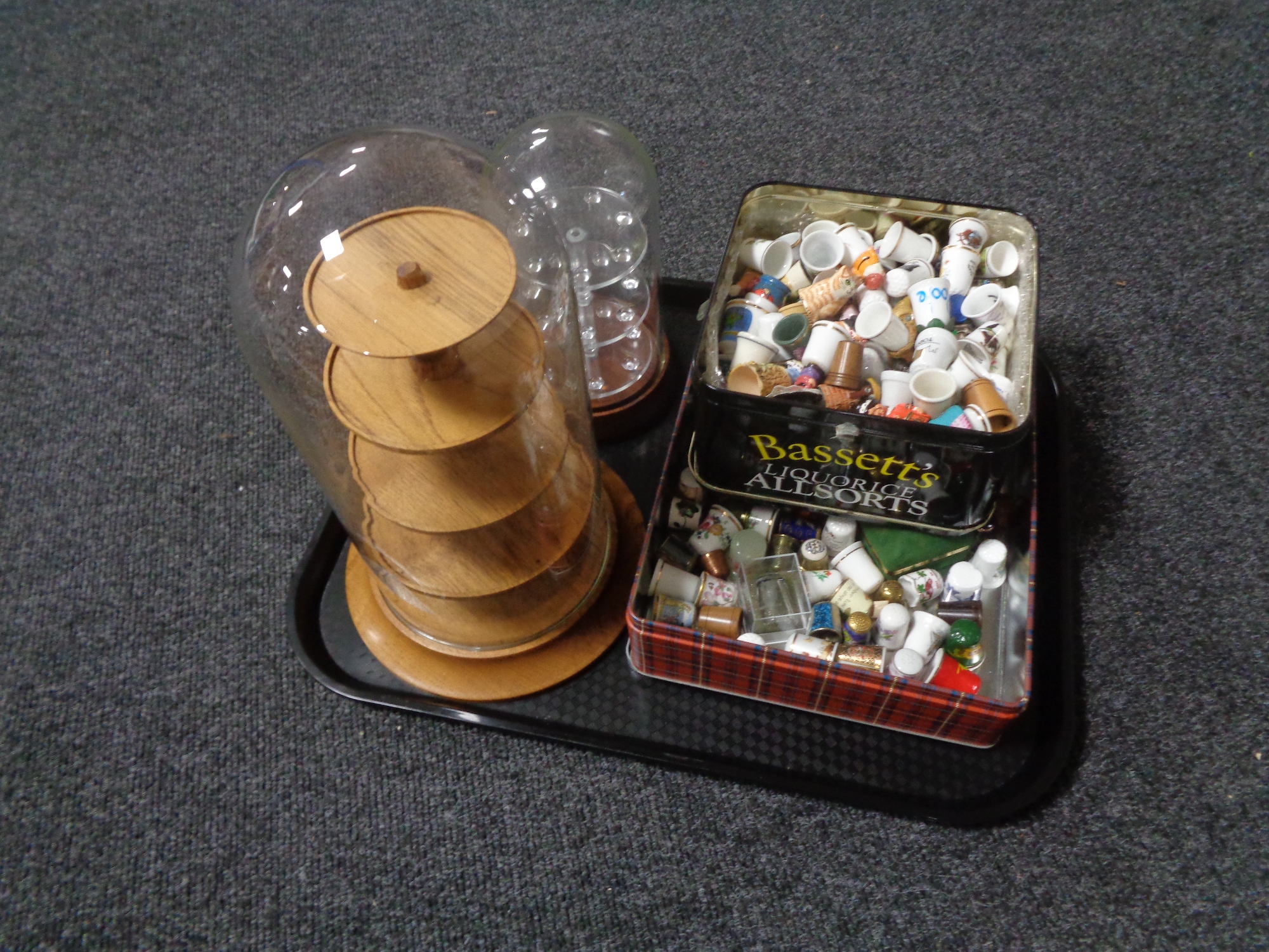 A tray of a large quantity of china and metal thimbles to include Brambly Hedge and two thimble