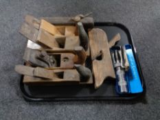 A tray of six vintage woodworking planes including Ward,