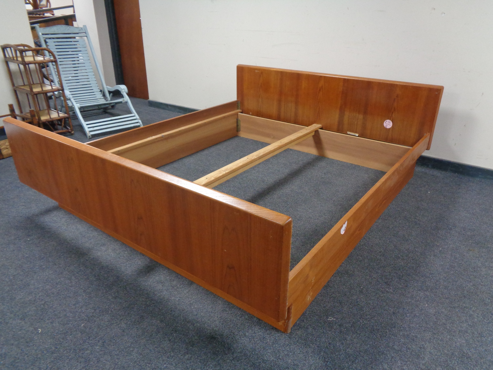 A mid 20th century teak 6' bed frame - Image 3 of 7