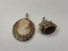 A 9ct gold swivel fob set with agate and bloodstone,