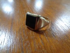 A gent's gold signet ring 4.6g. CONDITION REPORT: Apparently unmarked.