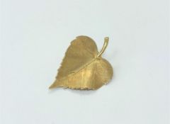 A 9ct gold leaf brooch CONDITION REPORT: 3.