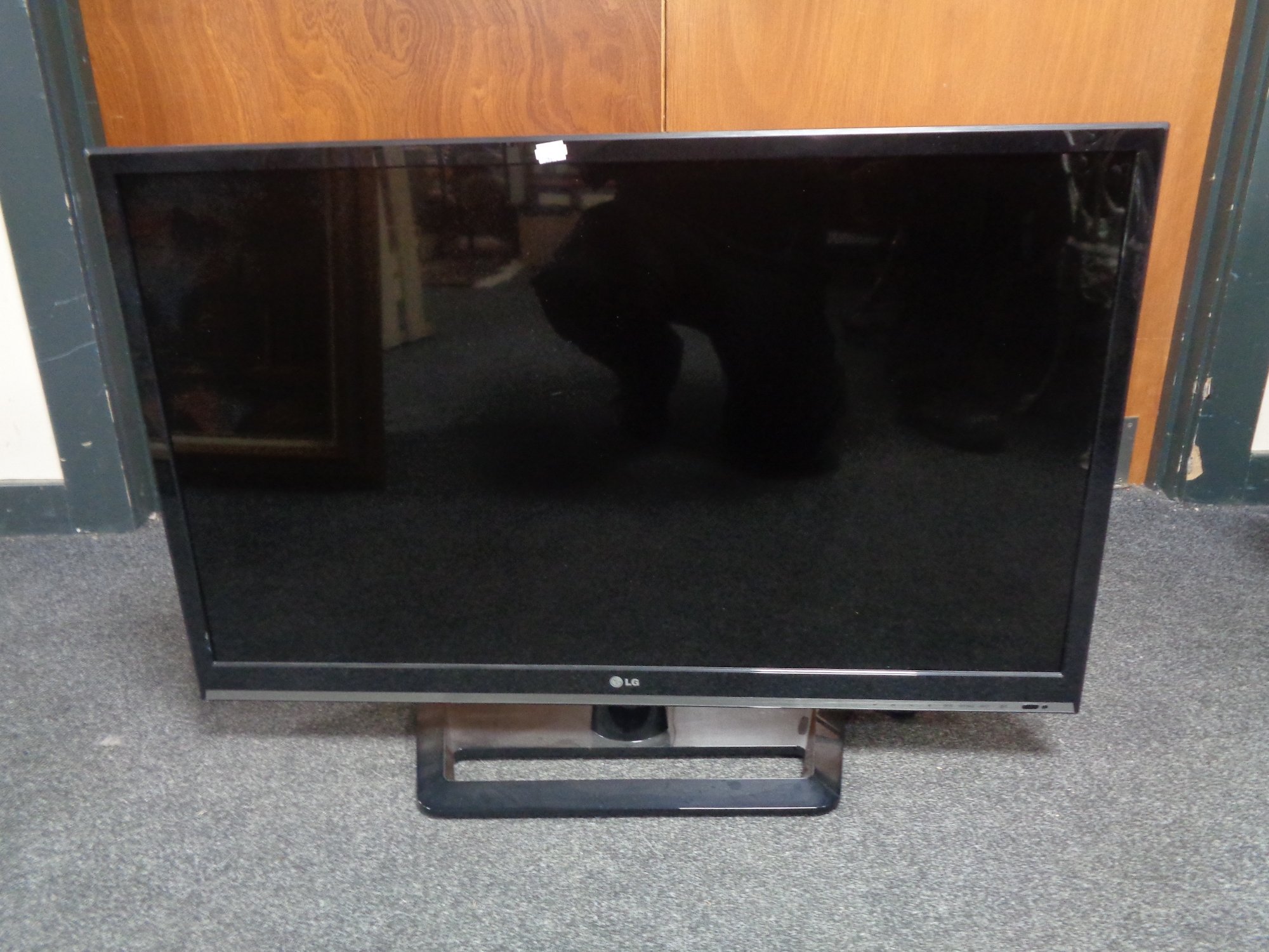 An LG 37 inch LCD TV with remote