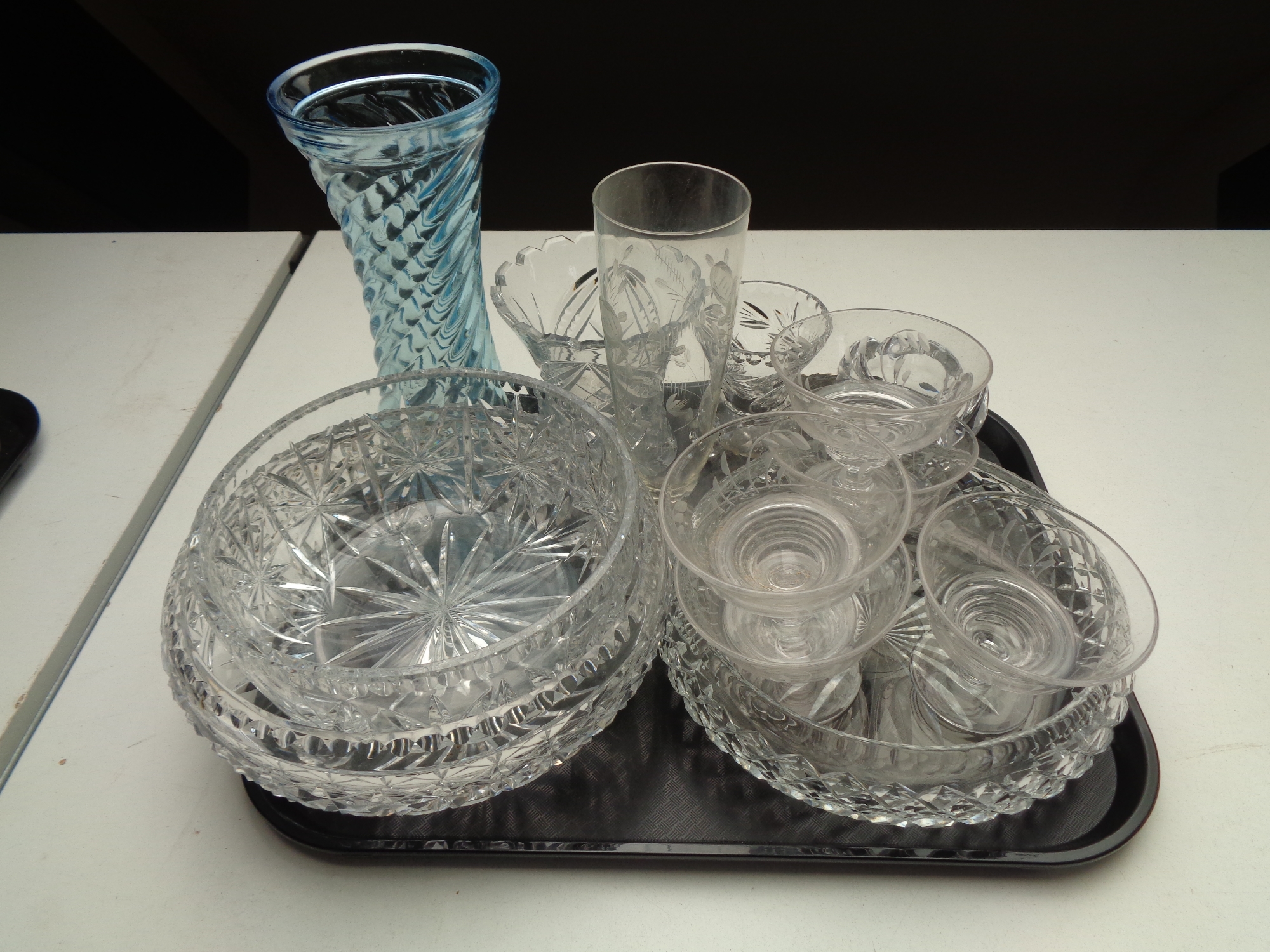 A tray of 20th century glass ware to include dessert bowls, fruit bowls,