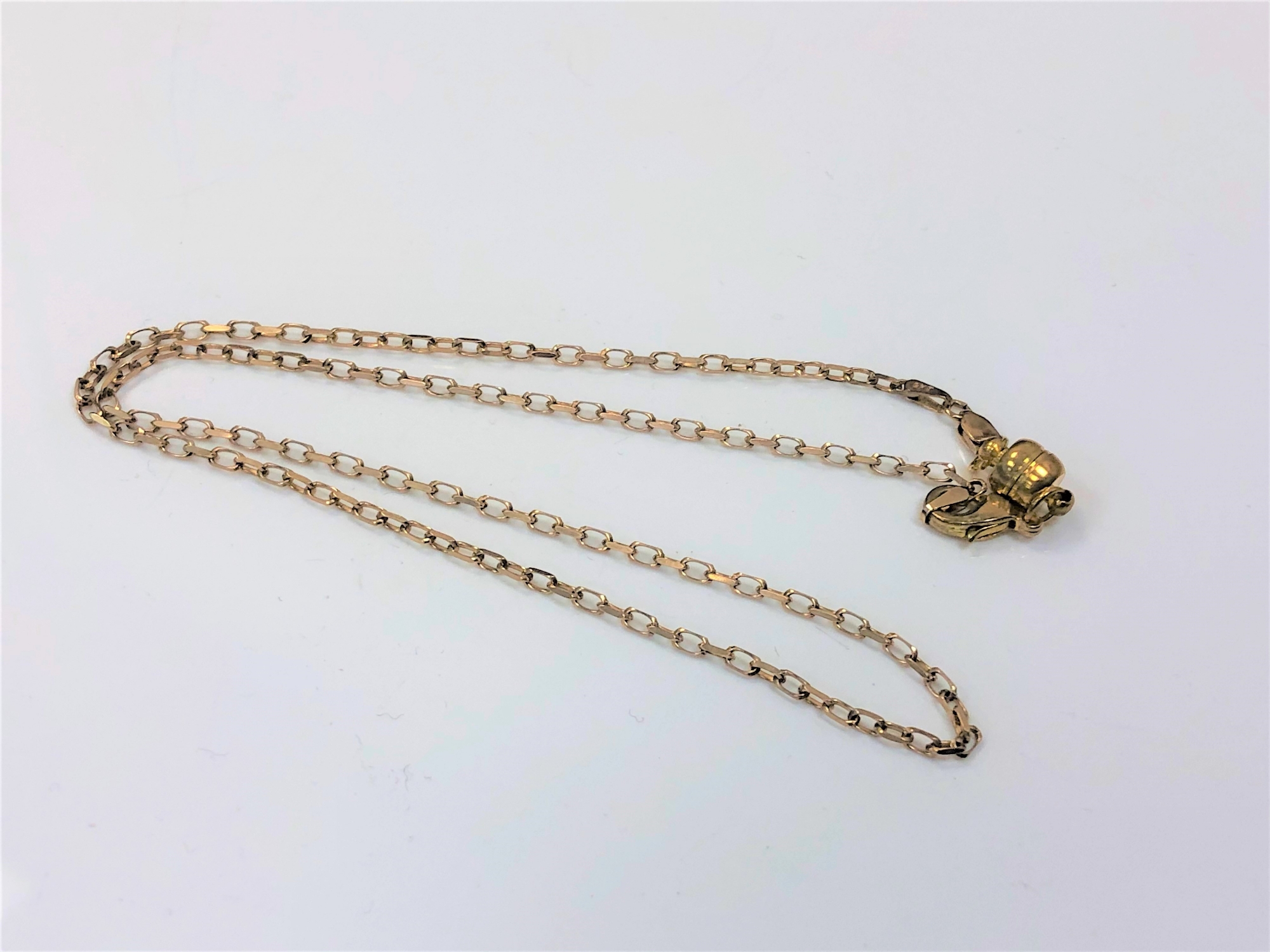 A 9ct gold necklace with non-gold magnetic clasp, length 42cm CONDITION REPORT: 5.