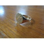 A gent's 9ct gold signet ring 2.8g.