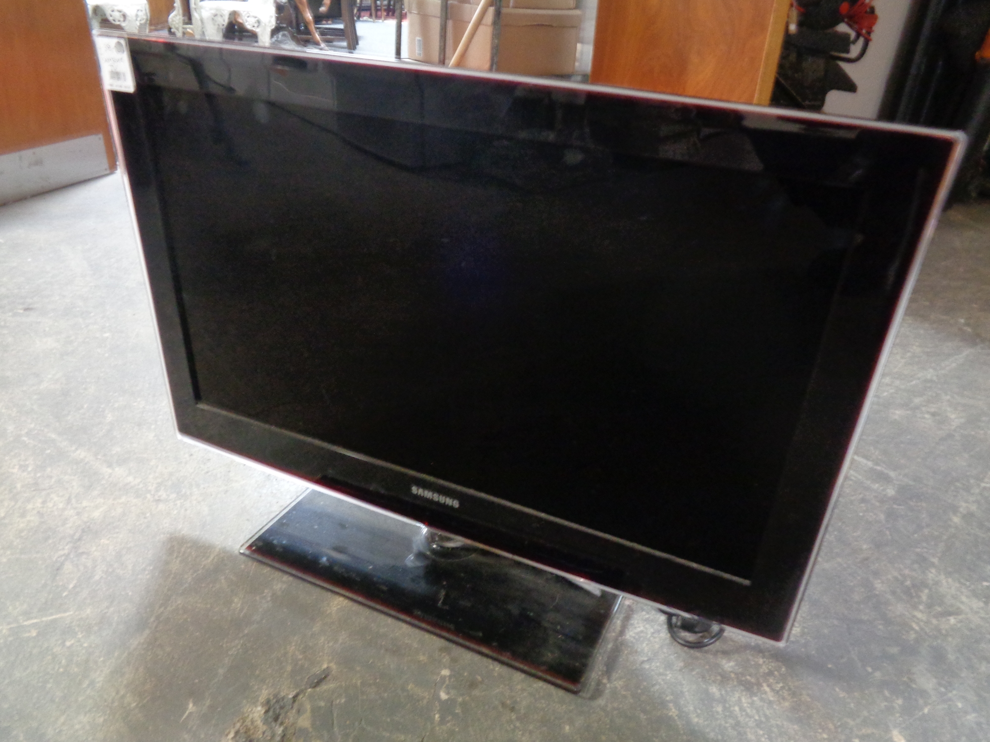 A Samsung 32 inch TV and remote (continental wiring)