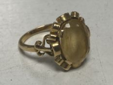 An 18ct gold lady's ring with polished stone