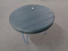 A painted barrel lid-topped occasional table on hair-pin legs