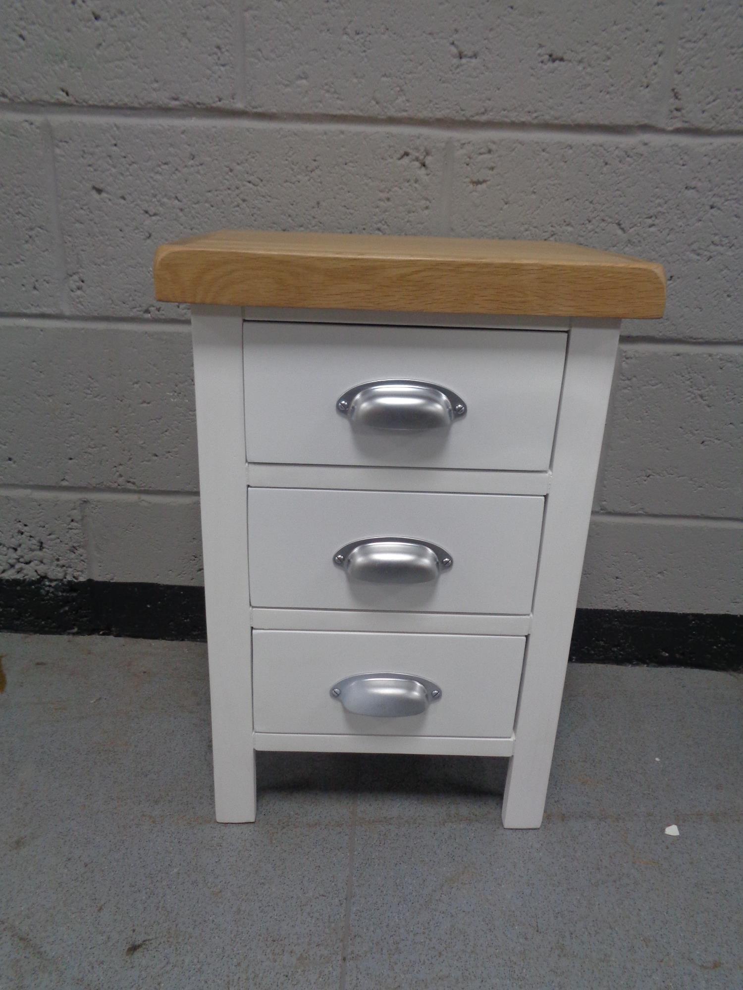 Two contemporary oak topped three drawer bedside chests - Image 2 of 2