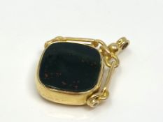 An antique 18ct gold agate fob, Chester 1908.