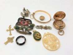 Assorted antique/vintage jewellery including a sovereign case (Qty)