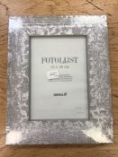 Nineteen Fotolijst 13 x 18 cm silvered wooden photo frames, all wrapped and brand new,