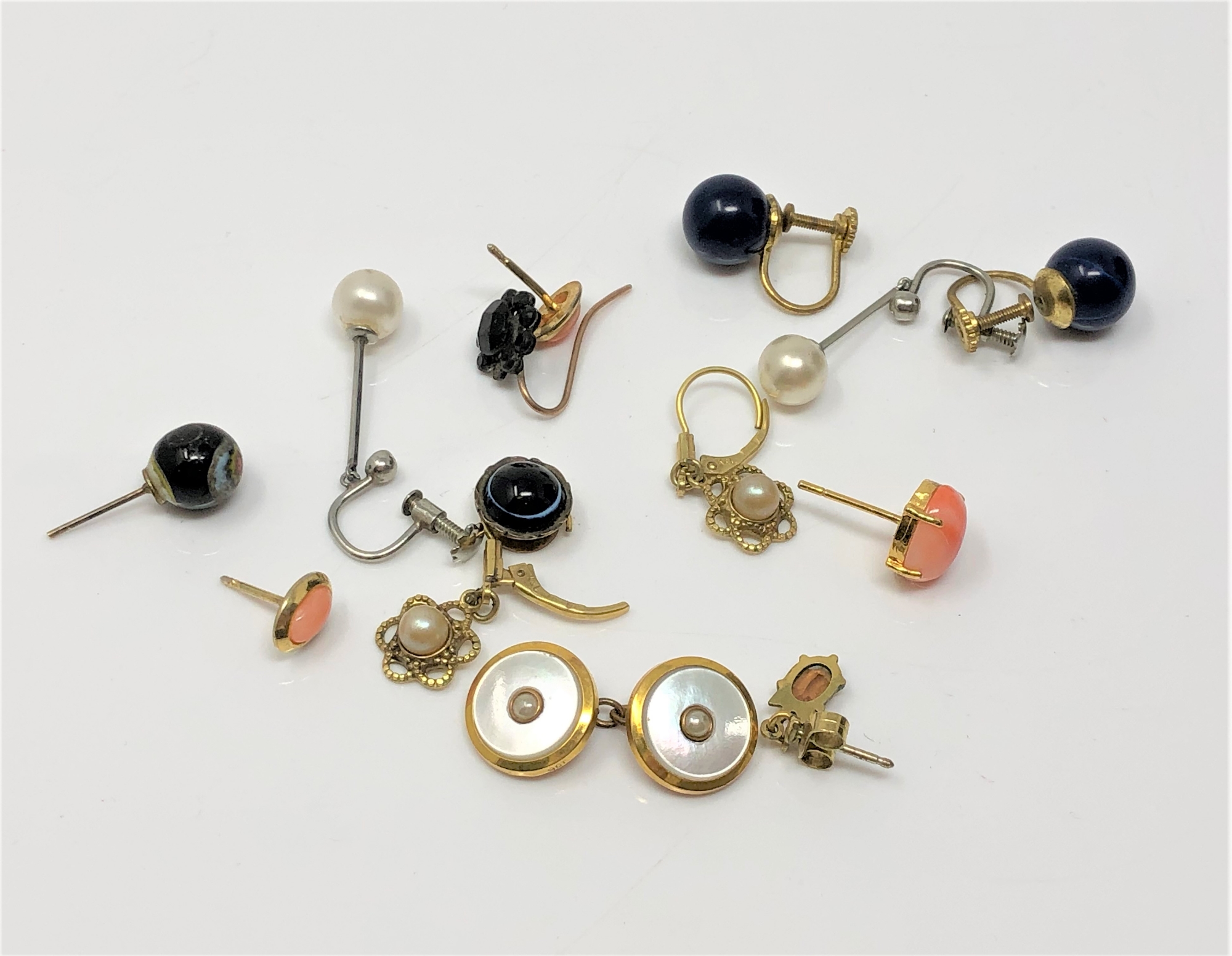 A cuff link marked 9ct, together with other costume jewellery,