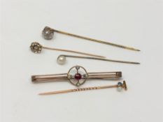 Gold brooches and pins including a 15ct gold pearl and sapphire example (5)