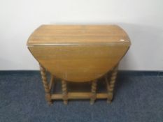 An Edwardian oak gateleg table