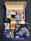 A tray of jewellery box,