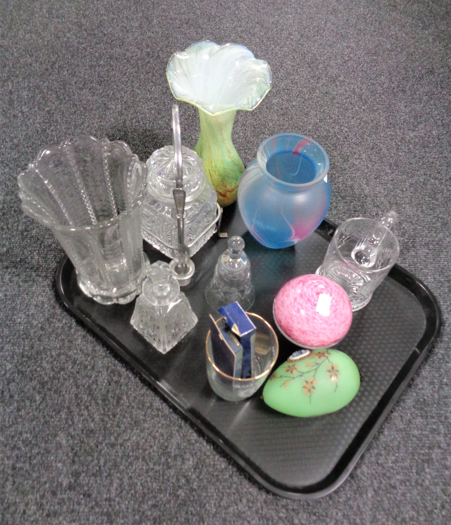 A tray of assorted glass ware, hand painted glass egg, glass mushroom paperweight, art glass vases,