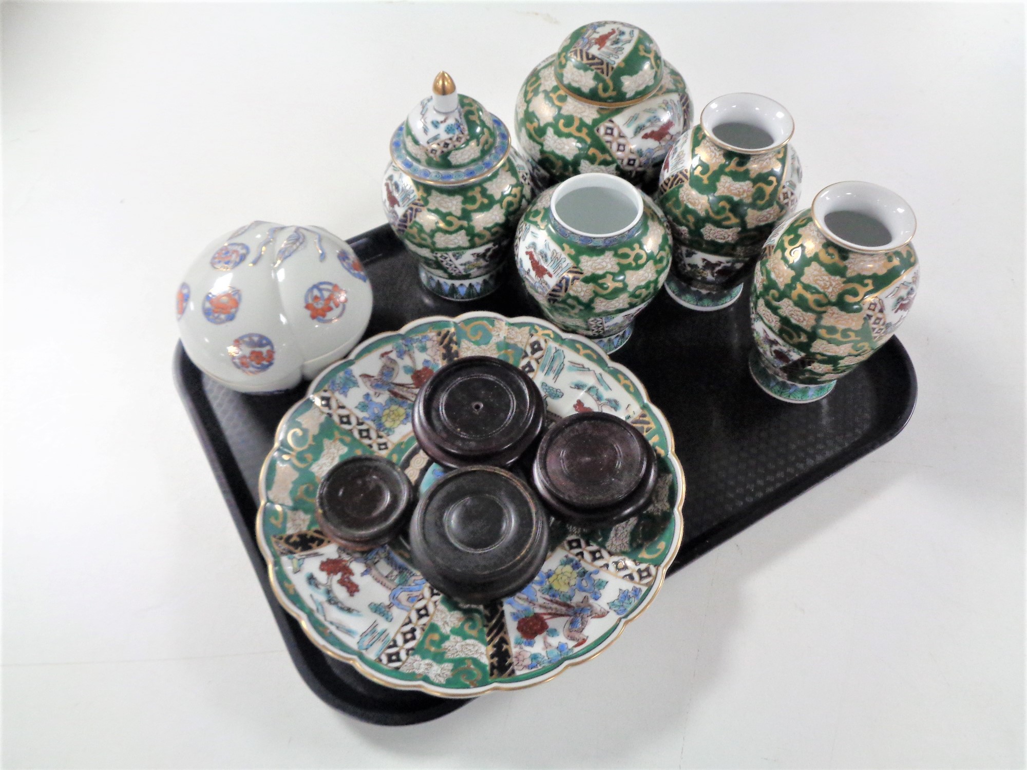 A tray containing six pieces of gold Imari china to include vases, ginger jar,