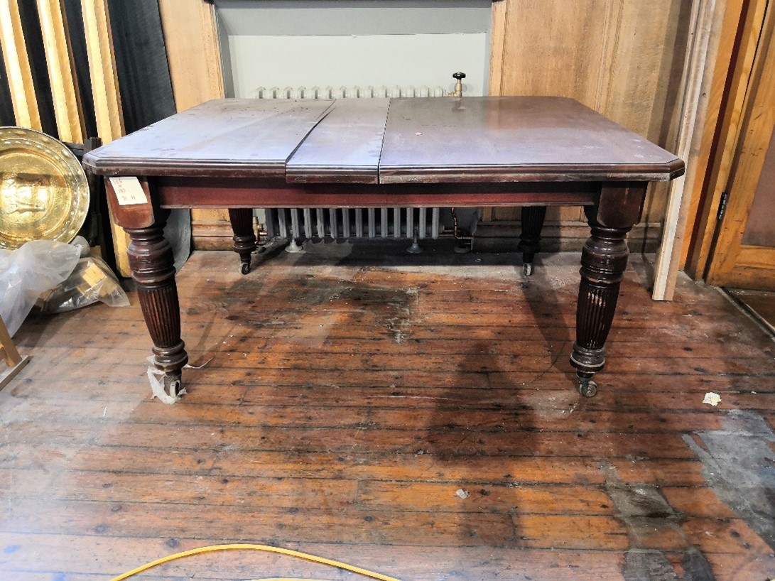A Victorian dining room table, height 72 cm, width 148 cm, depth 118 cm.