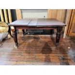 A Victorian dining room table, height 72 cm, width 148 cm, depth 118 cm.