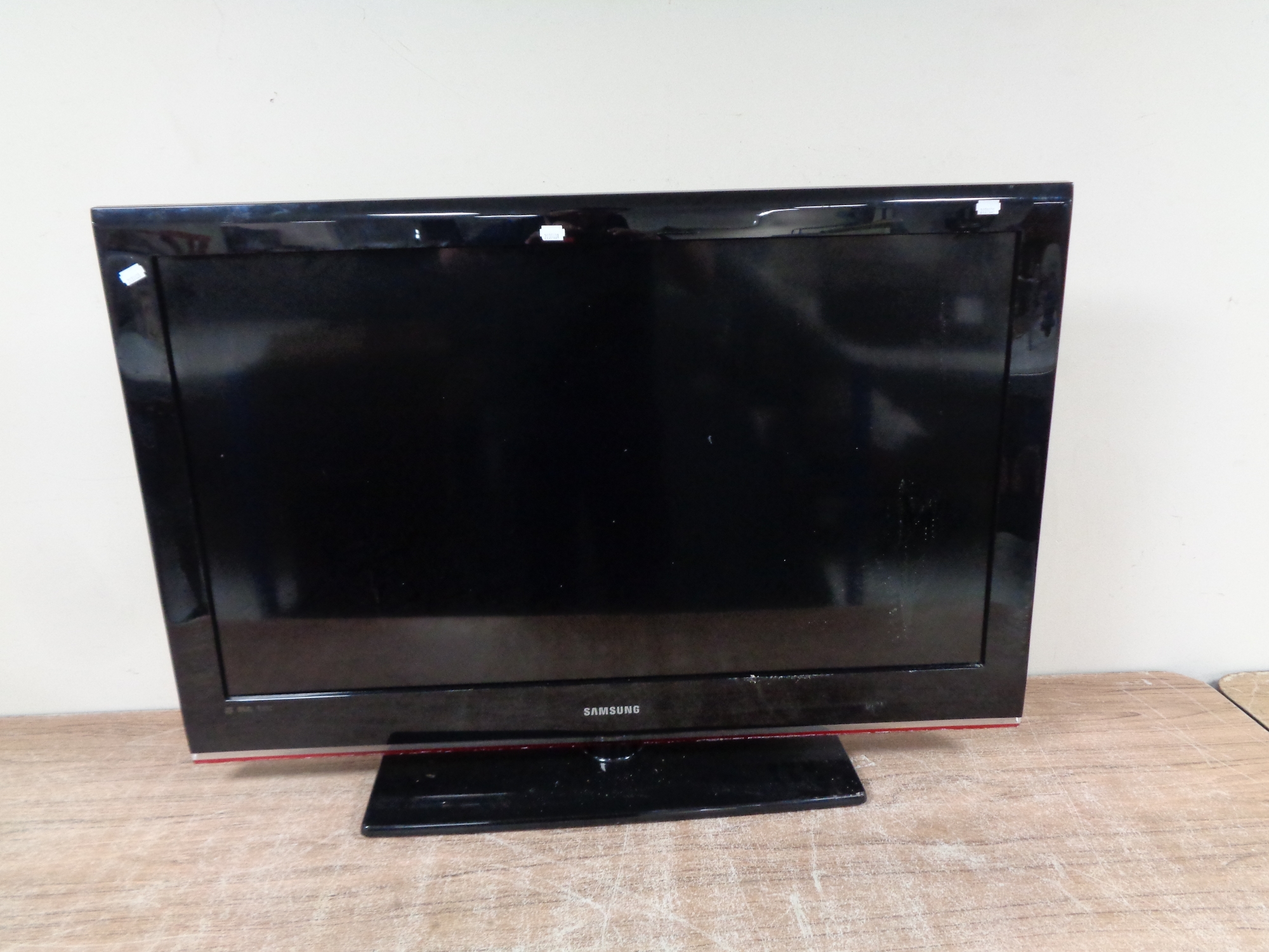 A Samsung 40 inch LCD TV (no lead)