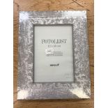Nineteen Fotolijst 13 x 18 cm silvered wooden photo frames, all wrapped and brand new,
