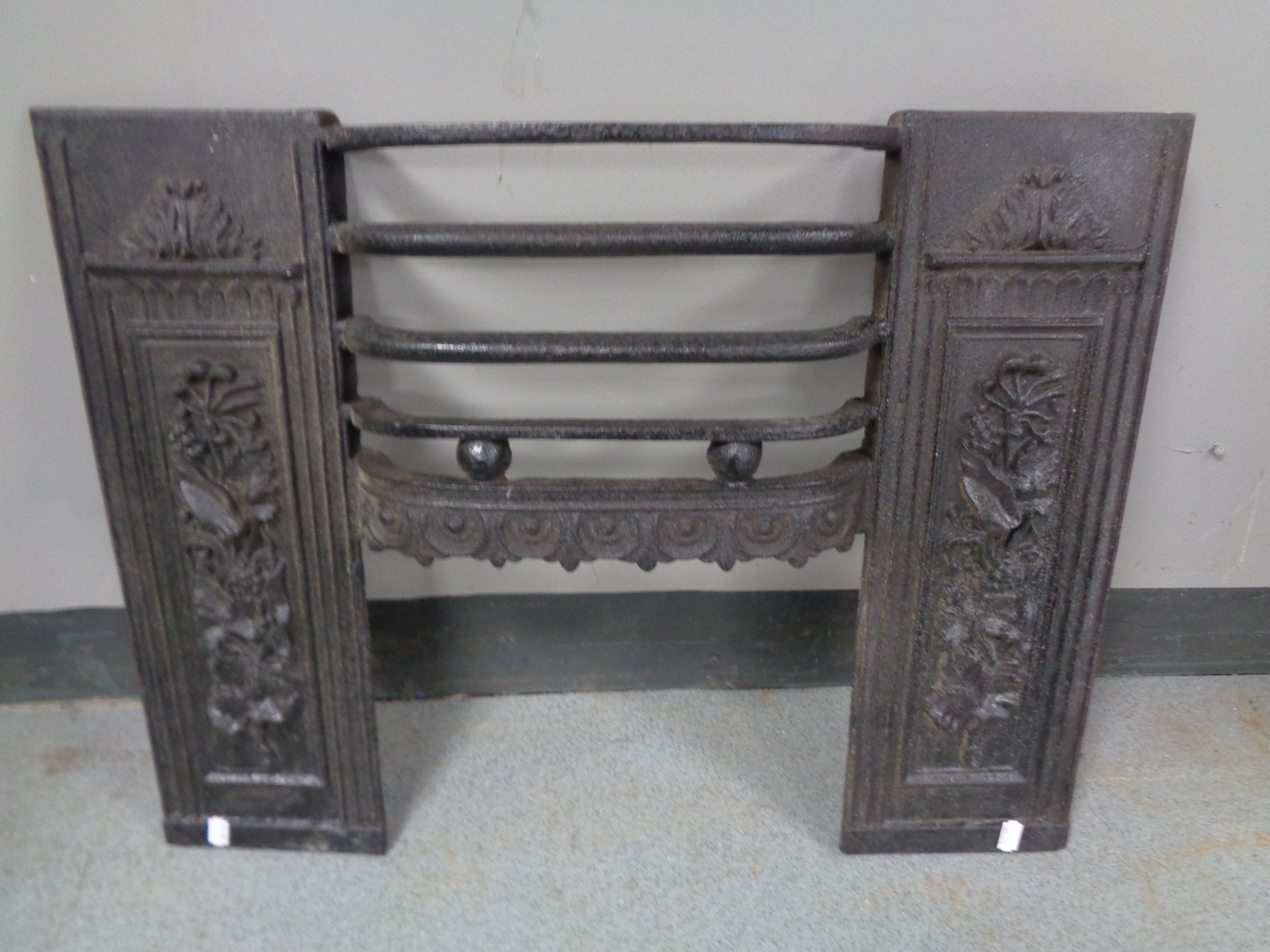 A cast iron fire front. CONDITION REPORT: 66cm by 51cm.