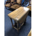 An Edwardian oak gateleg table