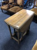 An Edwardian oak gateleg table