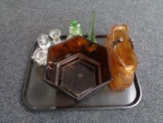 A tray containing 20th century glassware to include an amber hexagonal etched glass bowl depicting